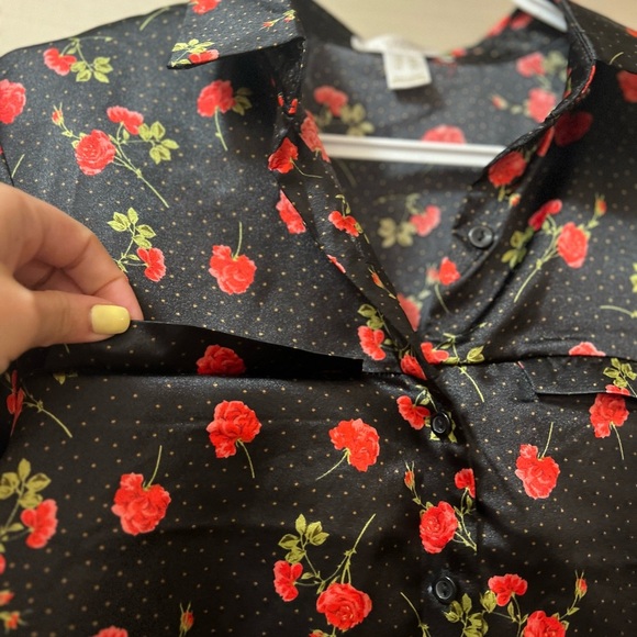 ⚫️ BOGO Revamped Black and Red Floral Blouse Cropped Long Sleeve Size XS - Picture 6 of 9